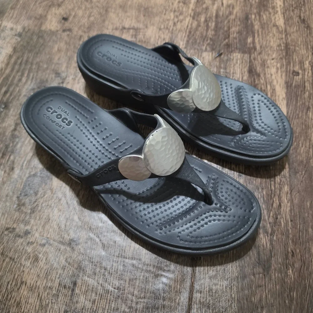 CROCS Sanrah Hammered Wedge Sandals Womens 9 Black Silver Thong Flip Flops